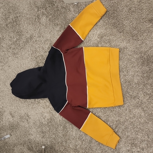 Boys sweater size 5 - Picture 2 of 2